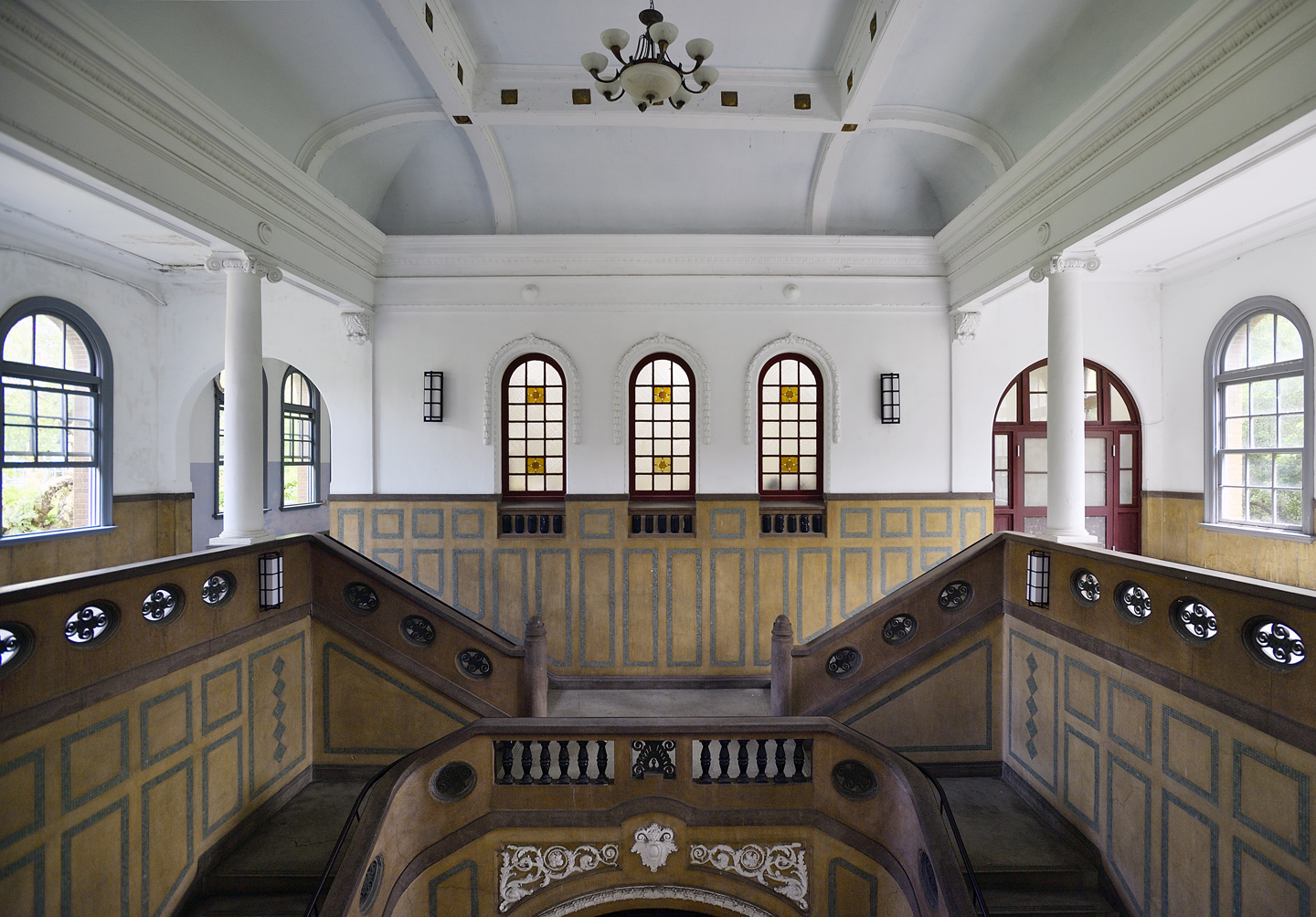 Escalinata principal del edificio histórico de Artes Liberales