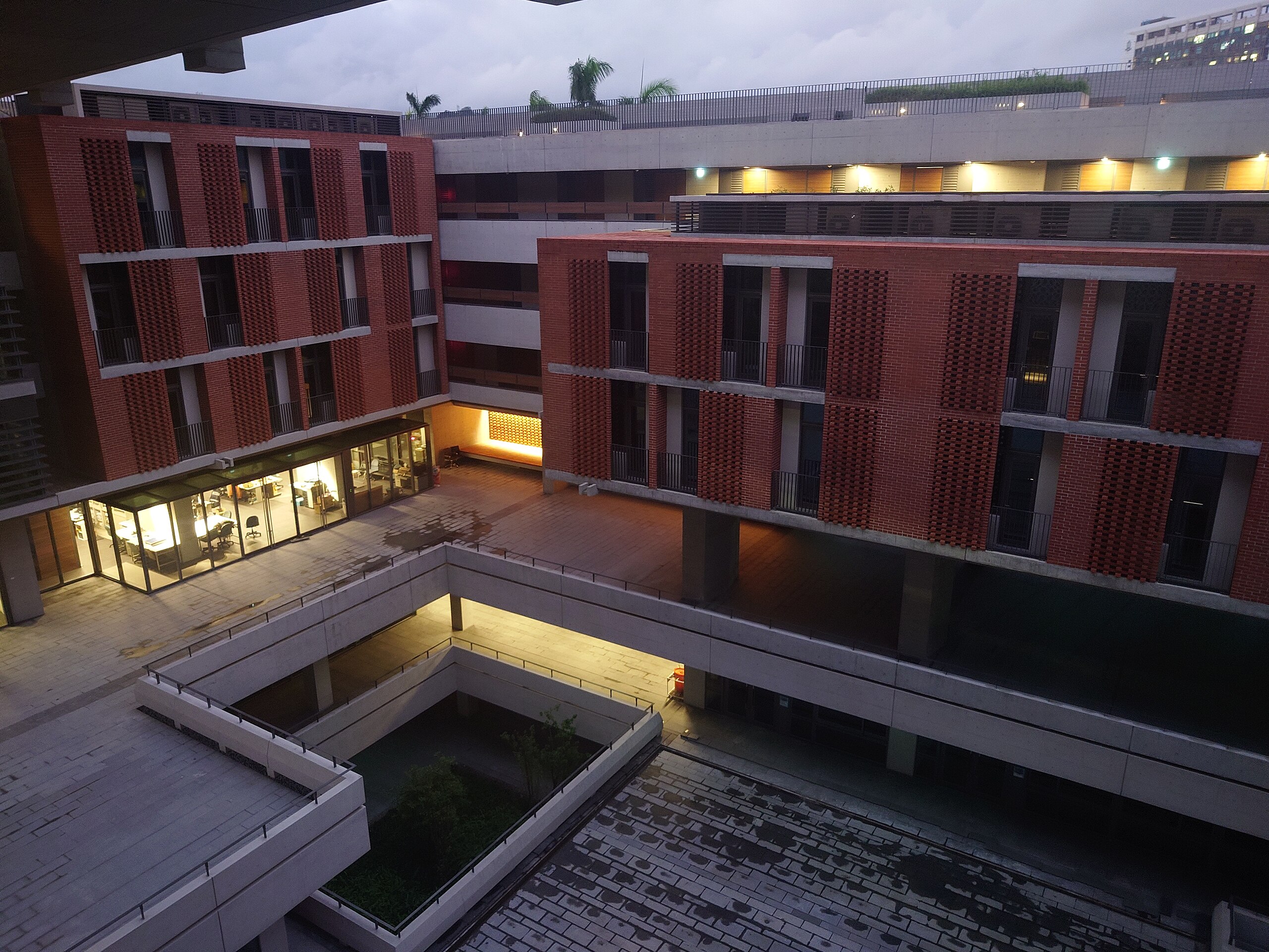 Patio interior del nuevo complejo de Humanidades al atardecer