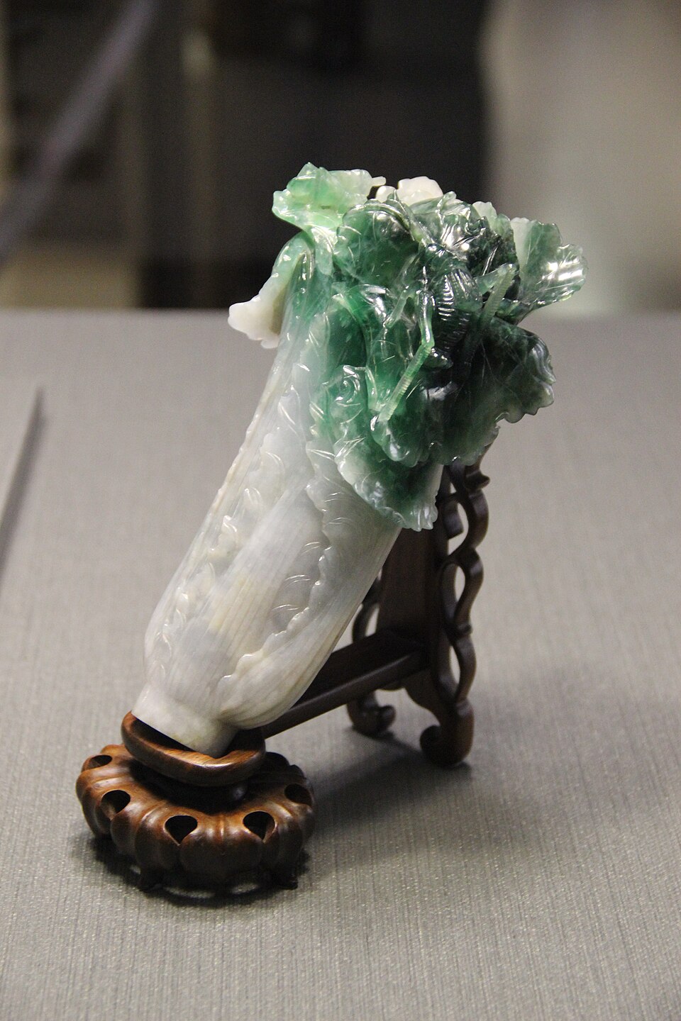La Col de jade, escultura de jadeíta con forma de col china, expuesta sobre un soporte de madera